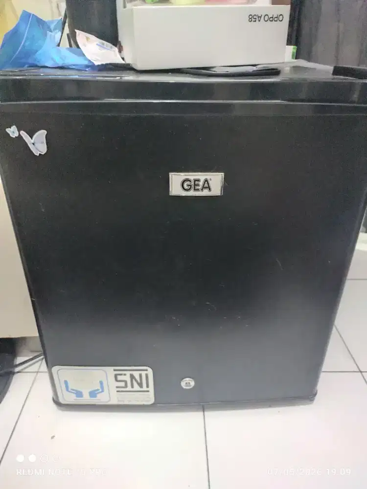 kulkas mini Gea model RS-06DR