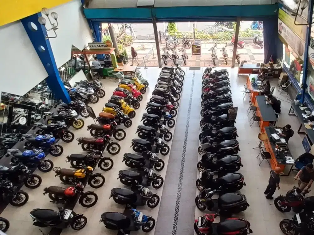 Turun Harga Ruang Usaha Ex Showroom Megah Daerah Ciateul
