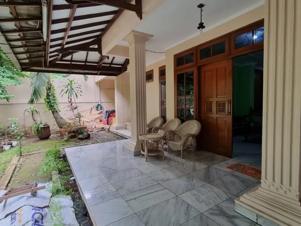 Jual rumah dekat Pondok Indah cocok untuk kantor, minimarket, dan kos.
