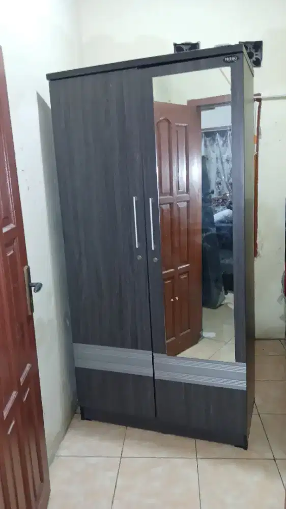 Lemari second pemakaian pribadi
