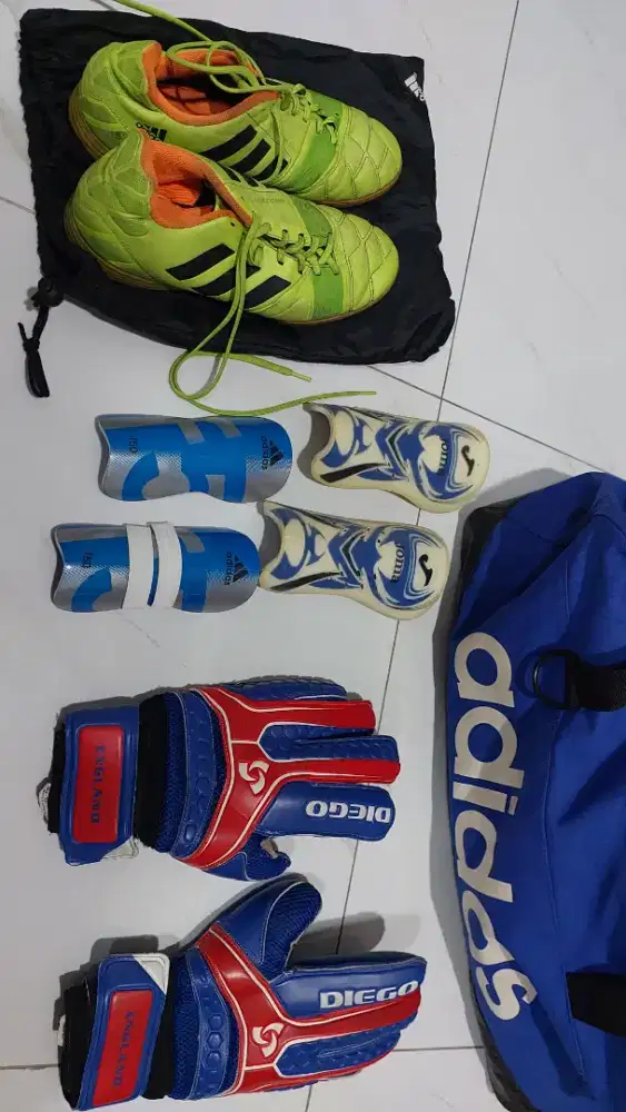 Sepatu futsal adidas