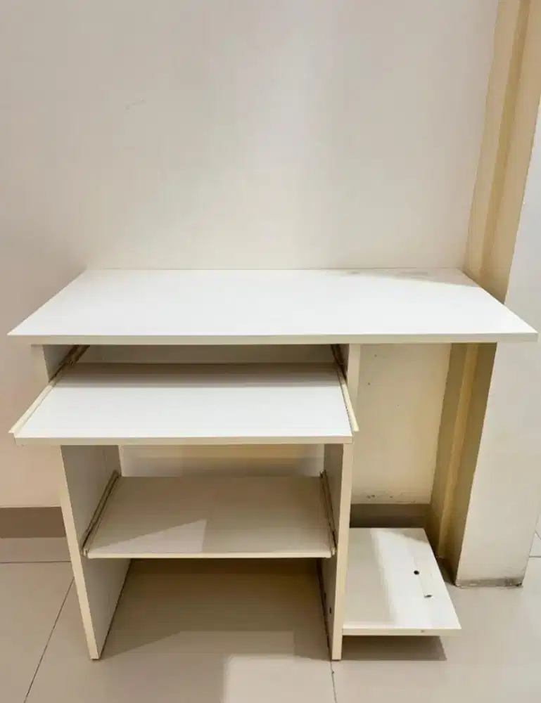 meja kerja kantor