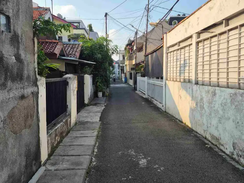 Rumah Lama 2 Lantai Tebet Barat Jakarta Selatan.