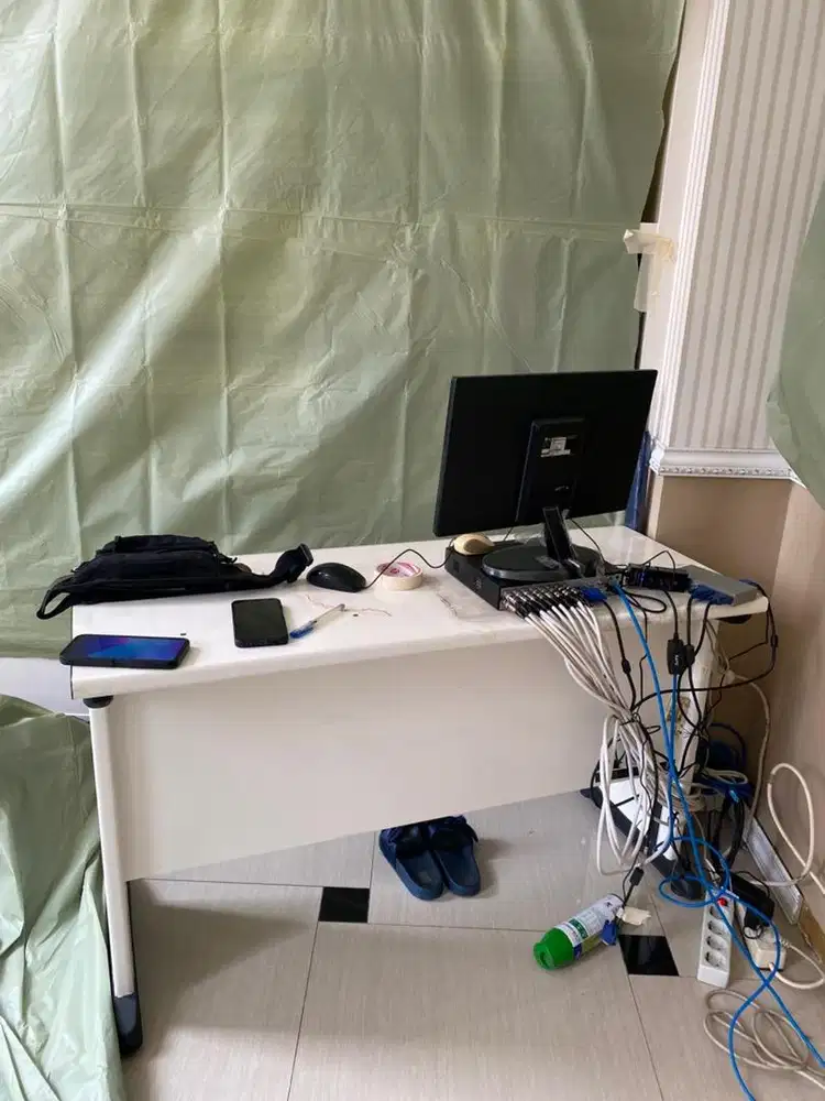Meja kantor putih dan Lemari kaca Display