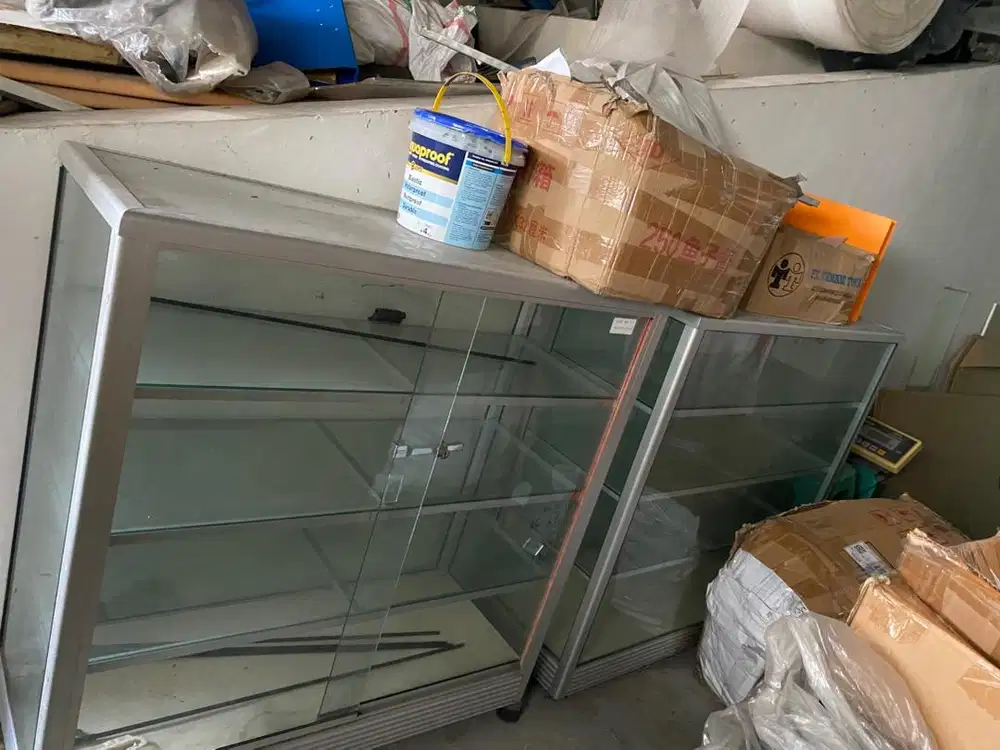 Meja kantor putih dan Lemari kaca Display
