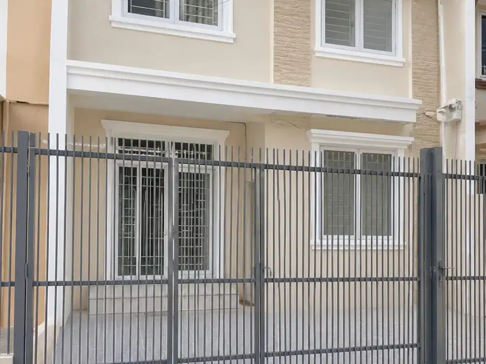 DIJUAL RUMAH CANTIK FULL RENOVASI HADAP BARAT HARGA TERMURAH DI TAMAN PALEM LESTARI