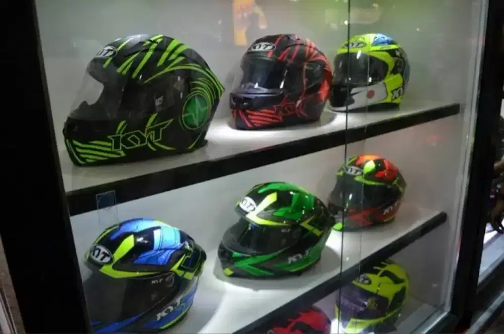 menjual helm baru