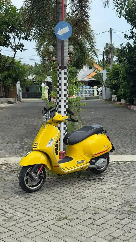 Vespa GTS 150cc kuning 2021