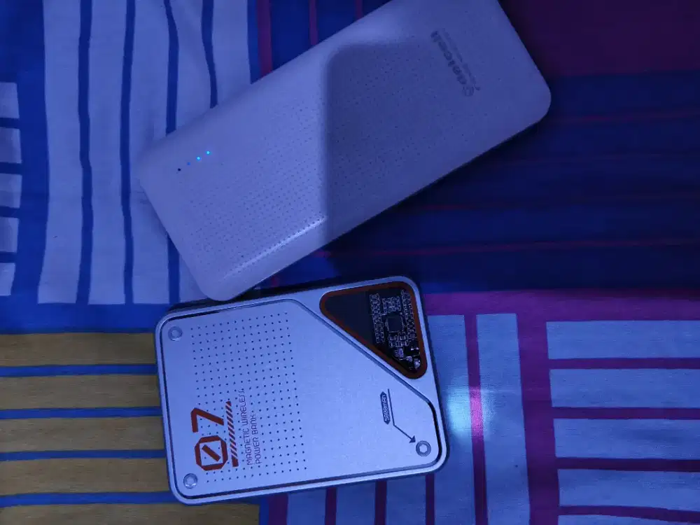 Power bank magnet dan kabel