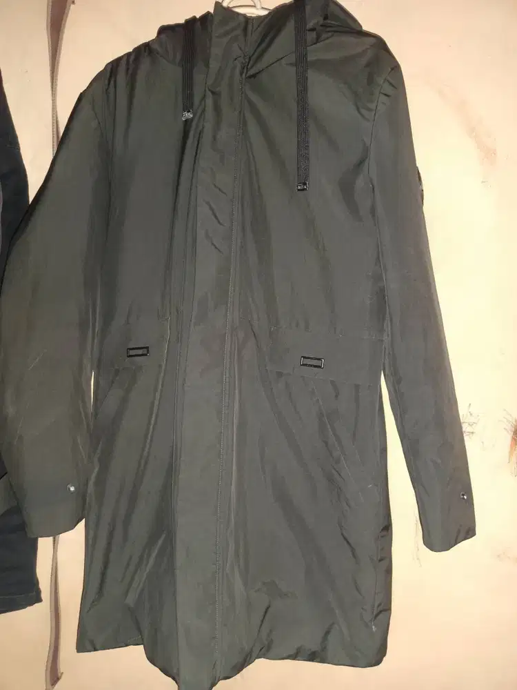 jaket parka panjang berwarna hijau tua