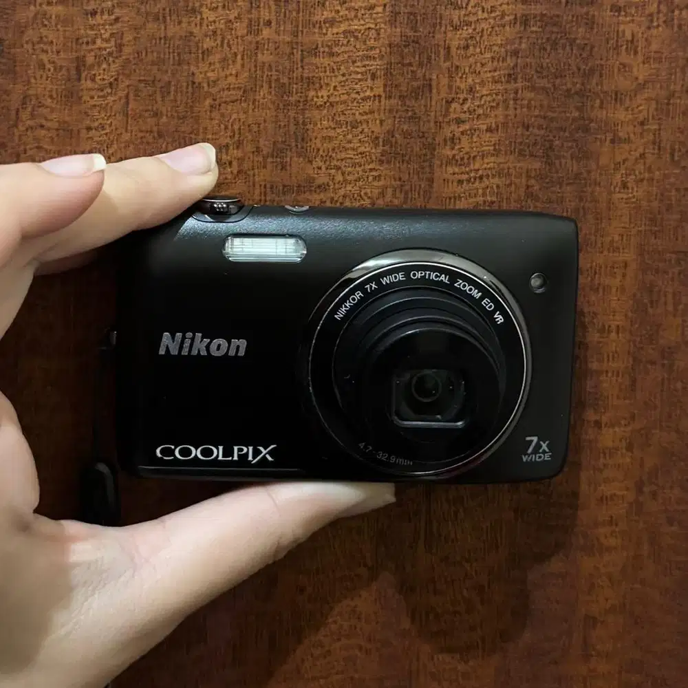 Nikon Coolpix S3500 + Charger + Box