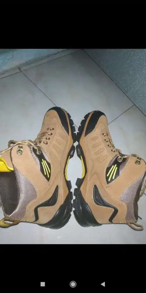SEPATU SNTA UK. 42
