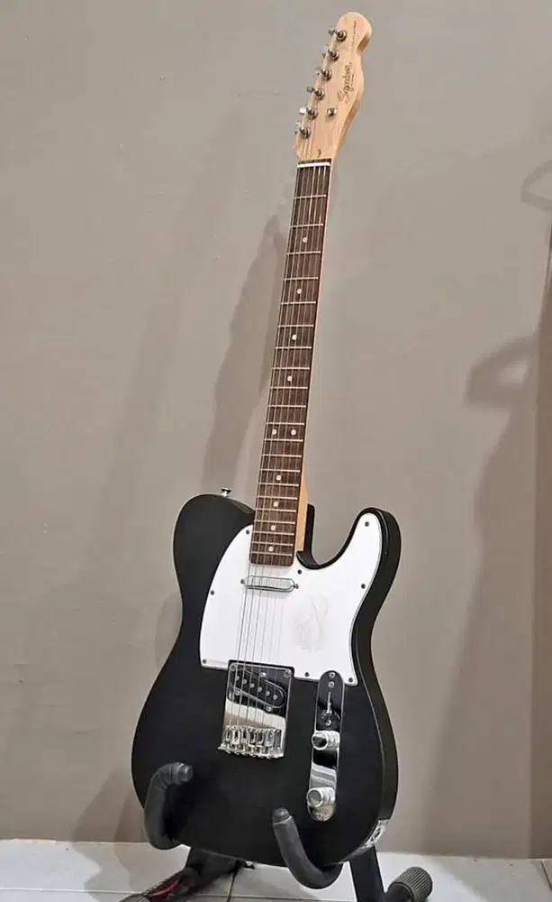 Squier by fender 100% original, pemakaian baru 3 bulan