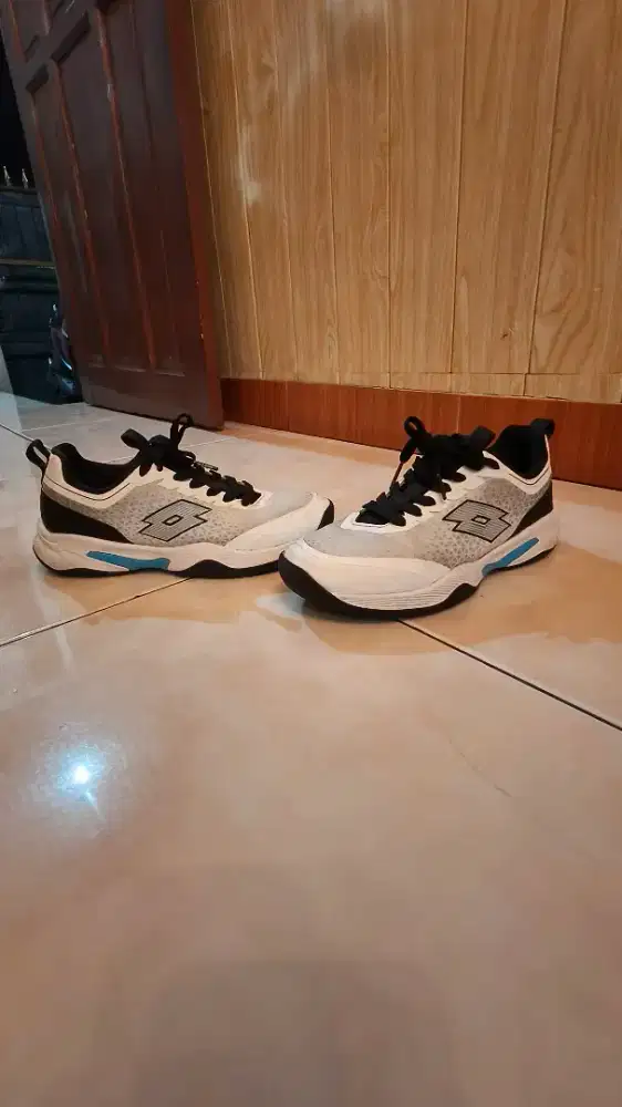 Sepatu badminton
