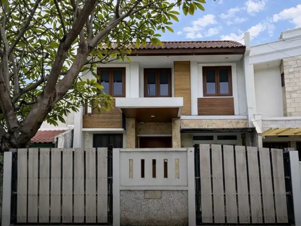 Rumah di Puri Indah,Uk 8x20 m,2.5 lantai,lokasi strategis,Harga:5.5 M nego