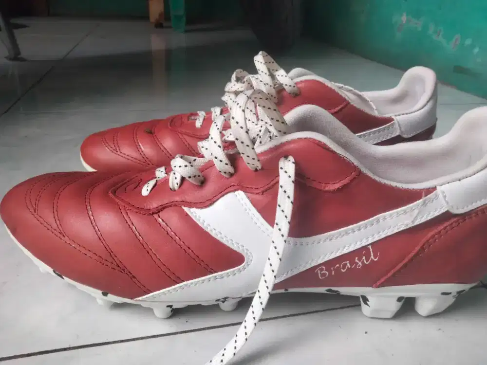 Sepatu bola diadora lokal