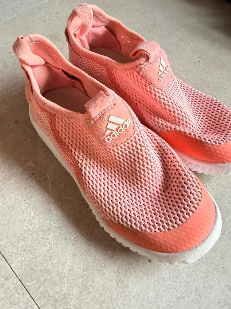 Sepatu anak perempuan