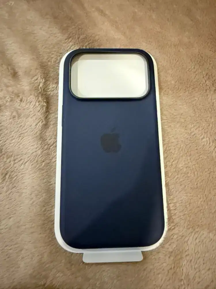 Apple Silicone Case Original for iPhone 17 Pro – Midnight