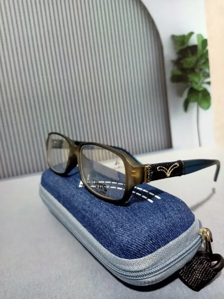 Frame kacamata Levi's