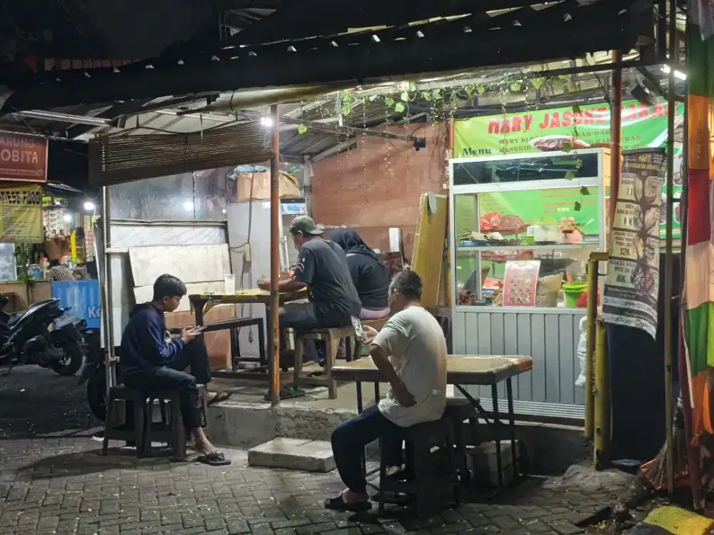 Menjaga outlet stand