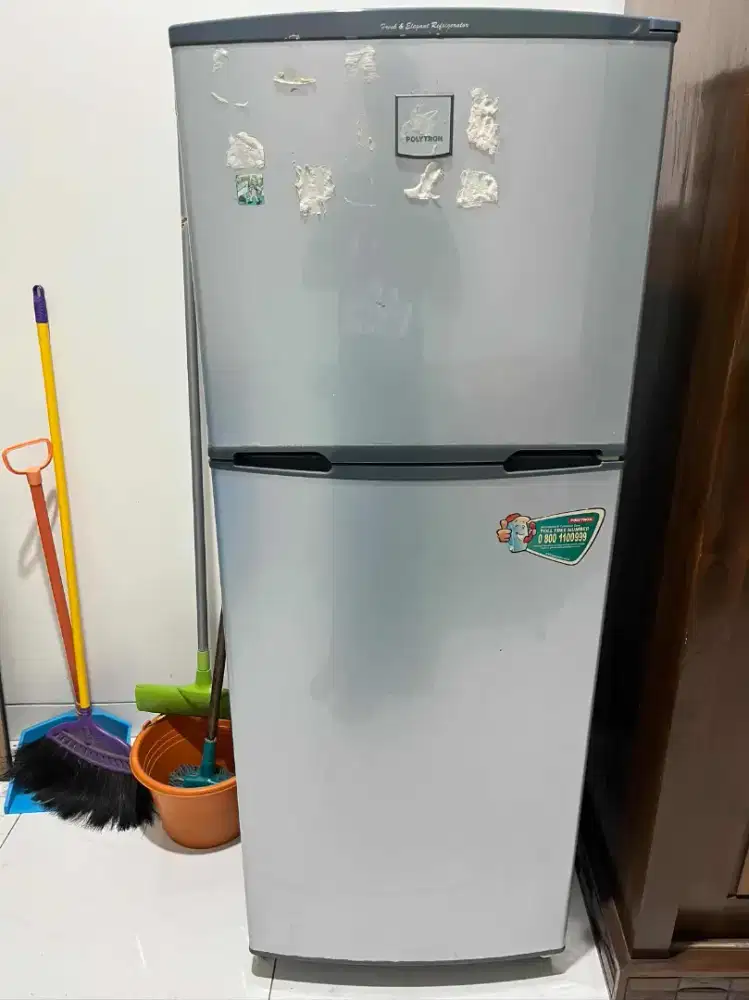 Kulkas 2 pintu merk Politron