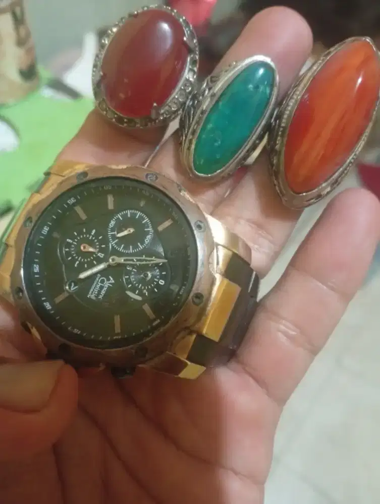 Di jual jam dan batu bacan