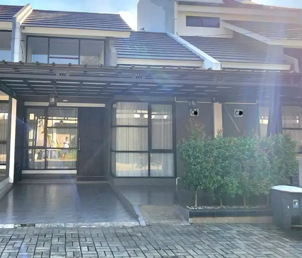 Di jual cepat rumah hadap selatan
