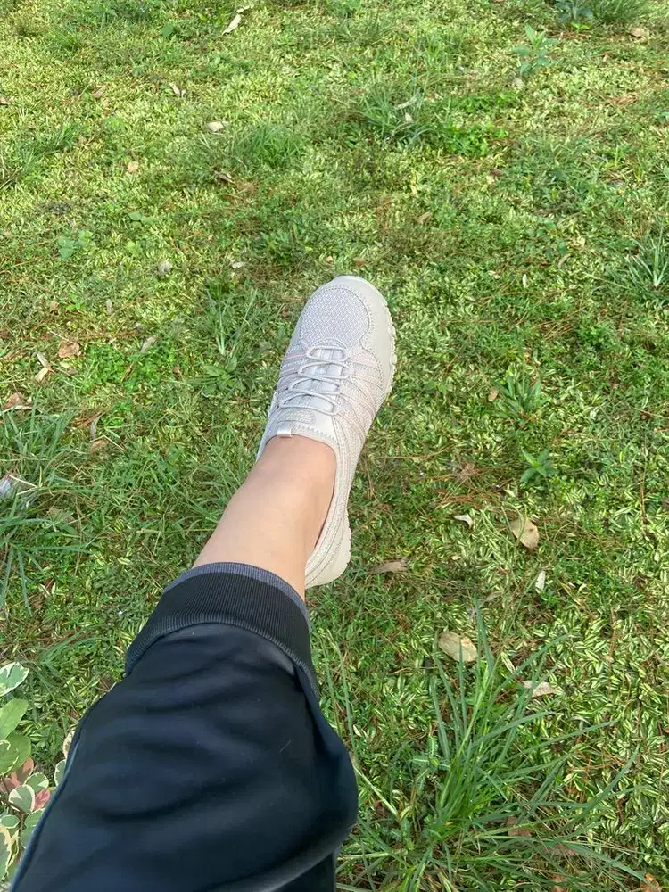 Sepatu sneakers wanita slip on