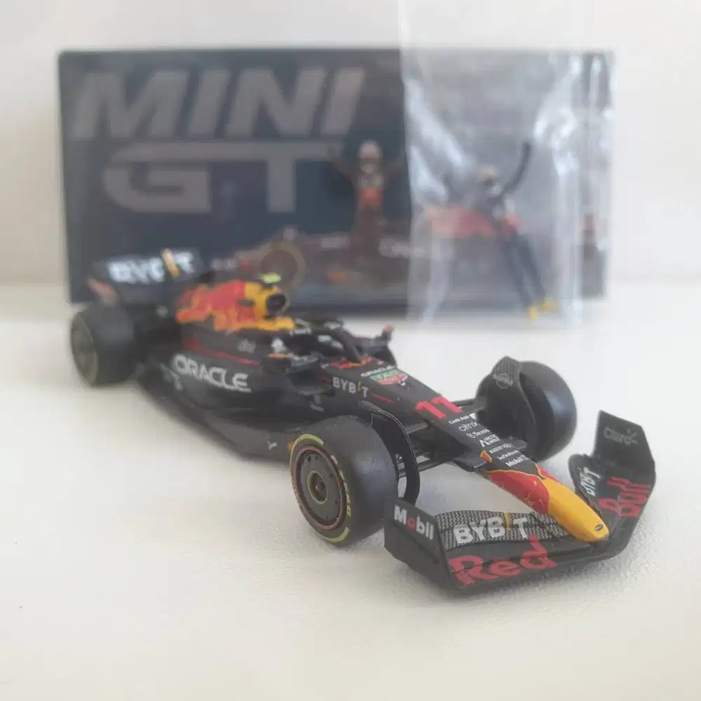 Mini GT 551 Oracle Red Bull Racing RB18 #11 1/64 (Sergio Perez, Checo)