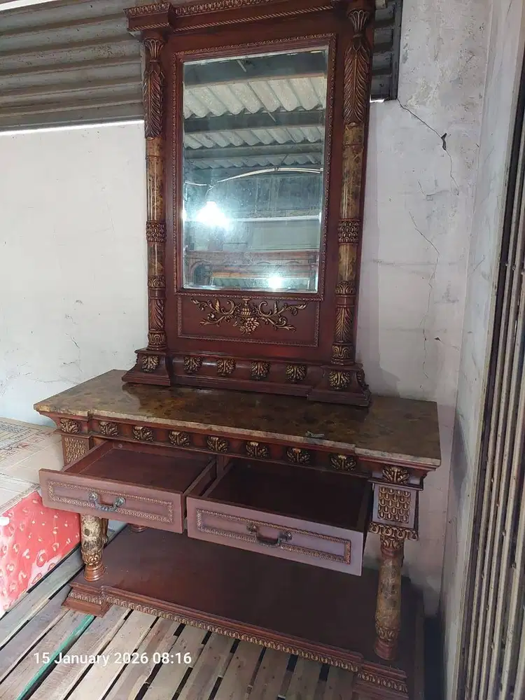 Dijual Meja Cermin Bekas