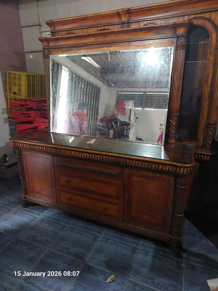 Dijual lemari cermin bekas