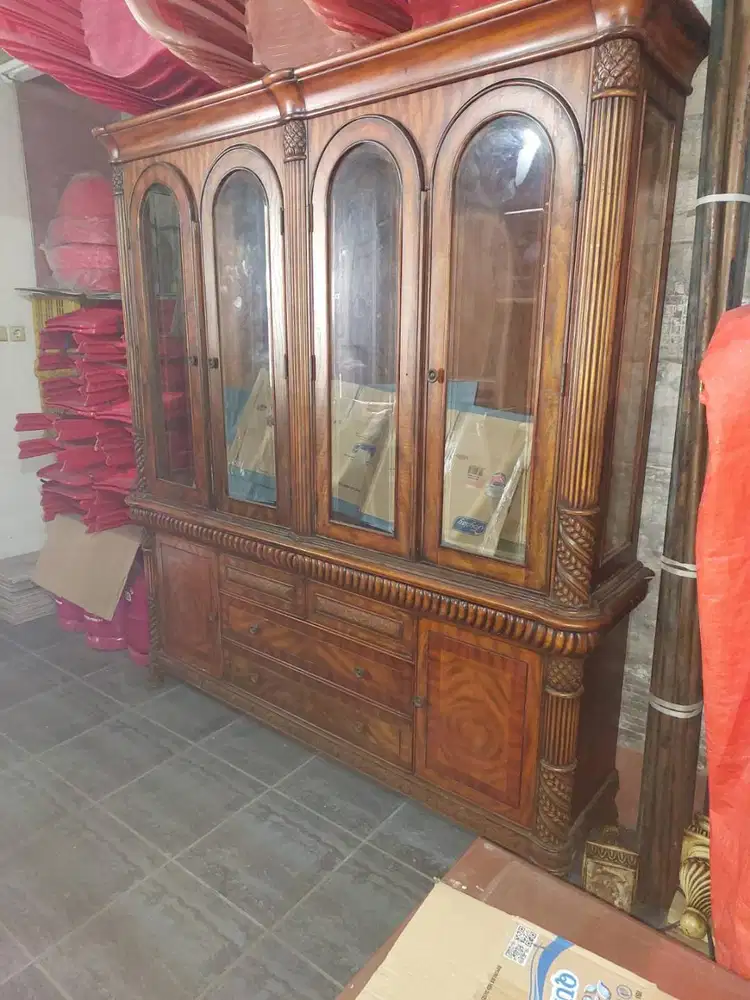 Dijual lemari kaca bekas
