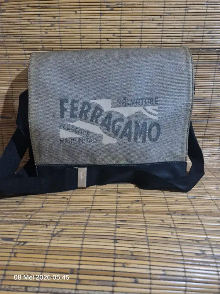 Messenger bag Salvatore Ferragamo authentic