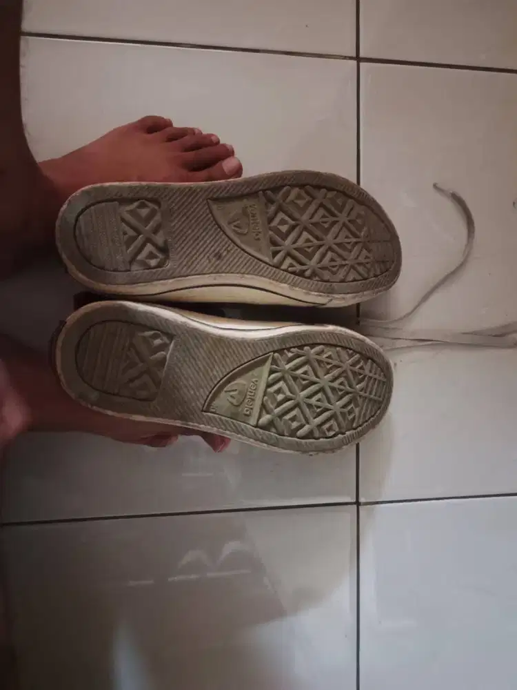Sepatu Ventela Merah