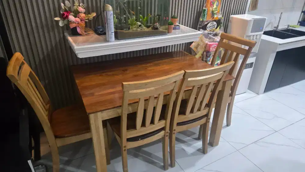 Meja makan dan 4 kursi