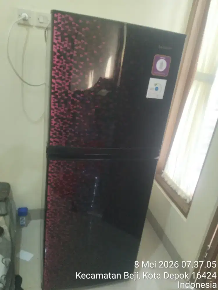 DI JUAL KULKAS 2 PINTU MEREK SHARP MASIH ADA KARTU GARANSI
