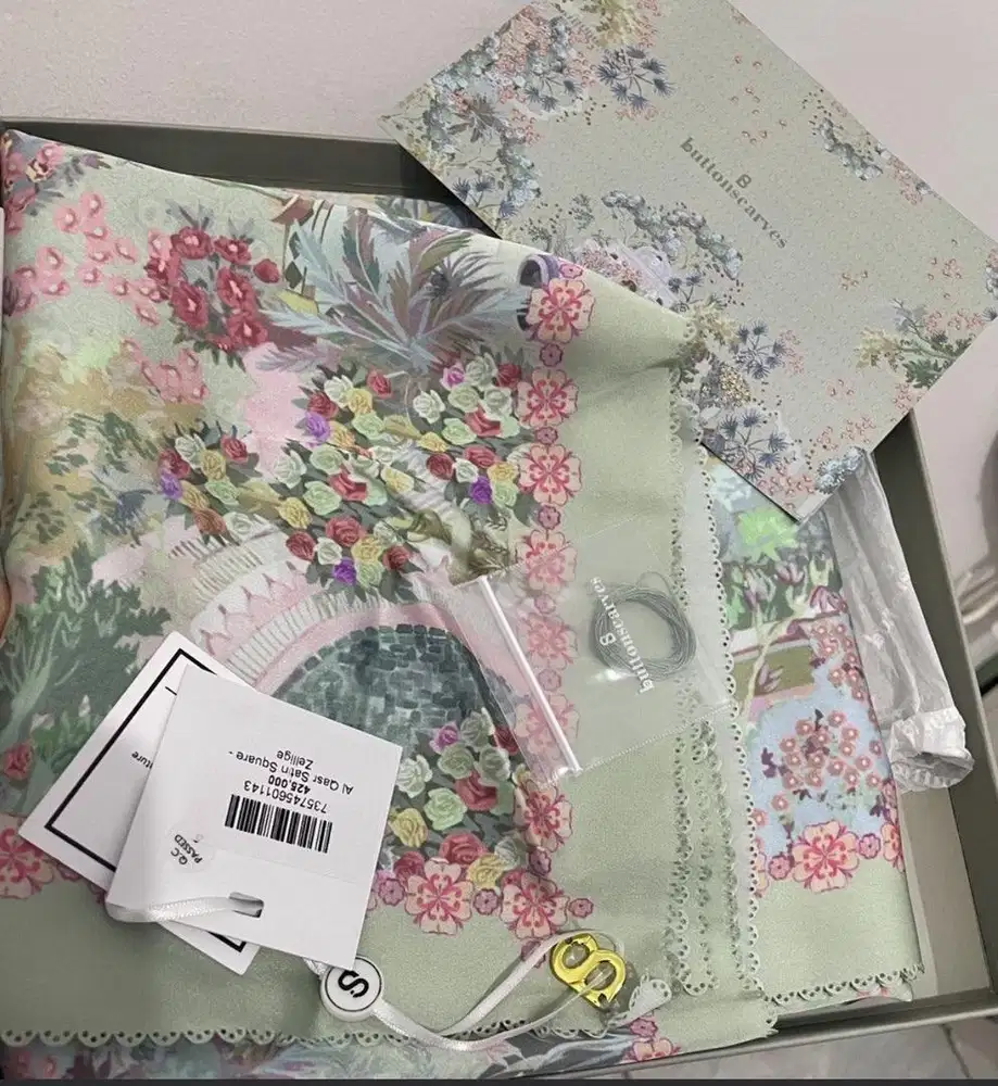 Buttonscarves Authentic