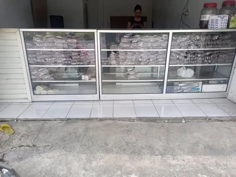Etalase kaca tempered