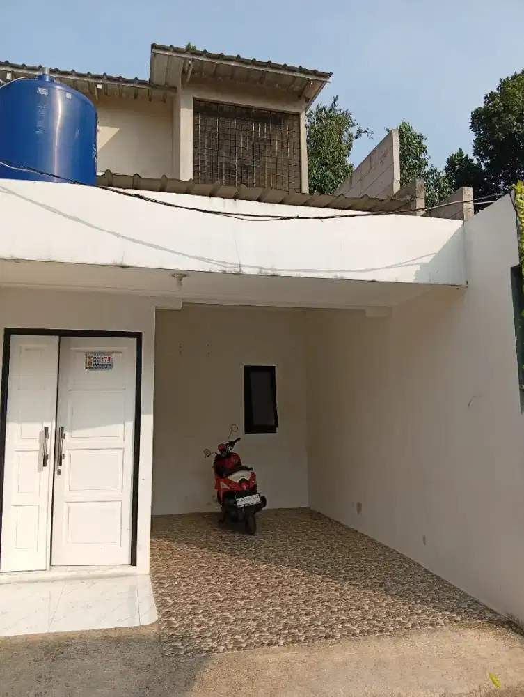 Di sewa rumah bangunan minimalis masuk mobil dekat jalan raya
