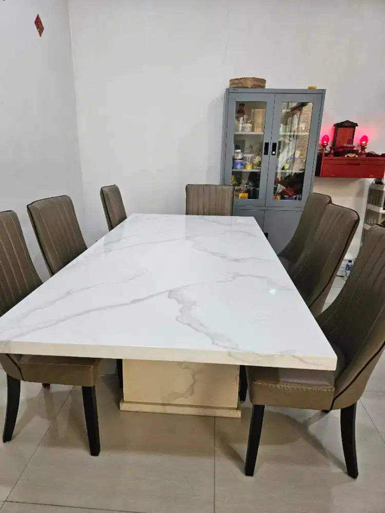 Meja makan granit putih