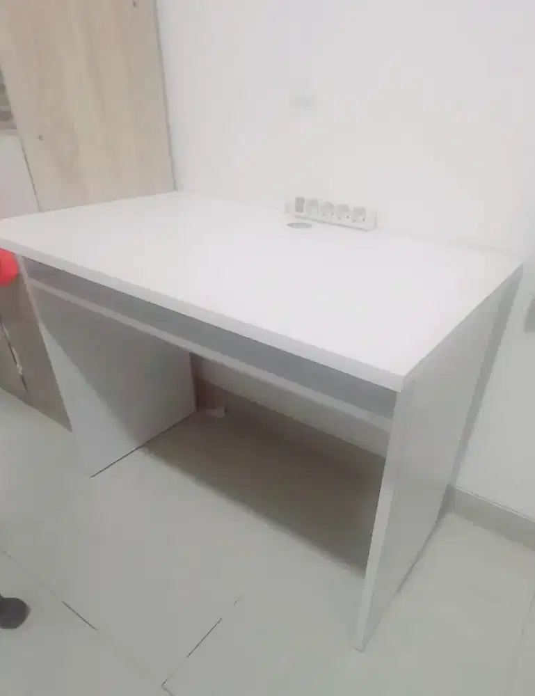 Meja kantor dengan 4 colokan listrik yg sdh terpasang