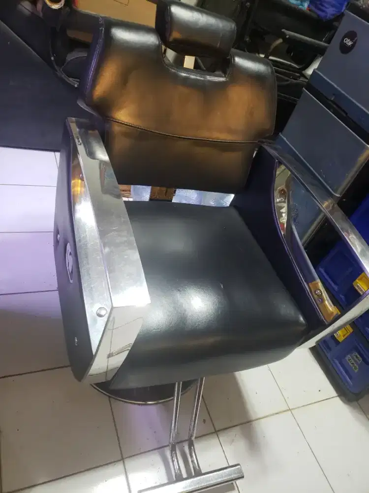 Mau jual kursi bekas salon,masih bagus,liat kelokasi