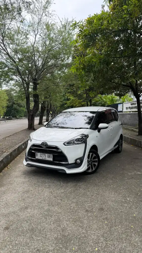 Dijual Toyota Sienta Q 1.5 CVT 2017 Full Original luar dalam antik