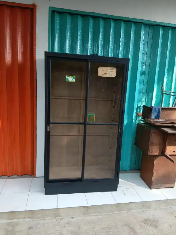 Lemari pajangan kaca pintu sliding kayu jati tua
