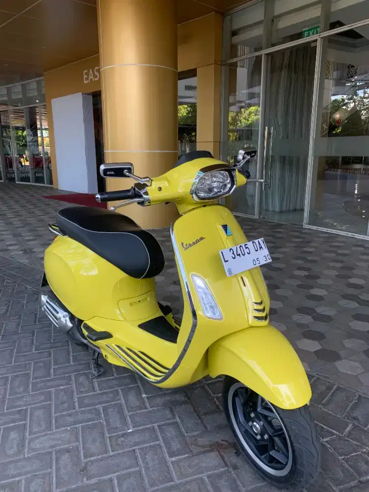 Vespa Sprint  150 iGet ABS warna kuning