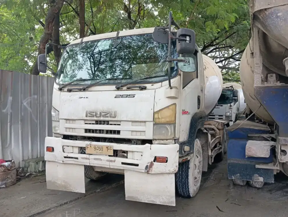 Truck mixer Isuzu giga 7 kubik tahun 2017
