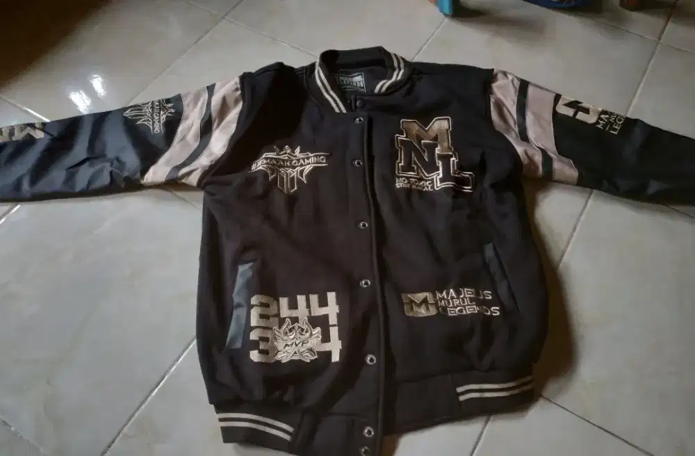 JAKET VARSITY UK. L