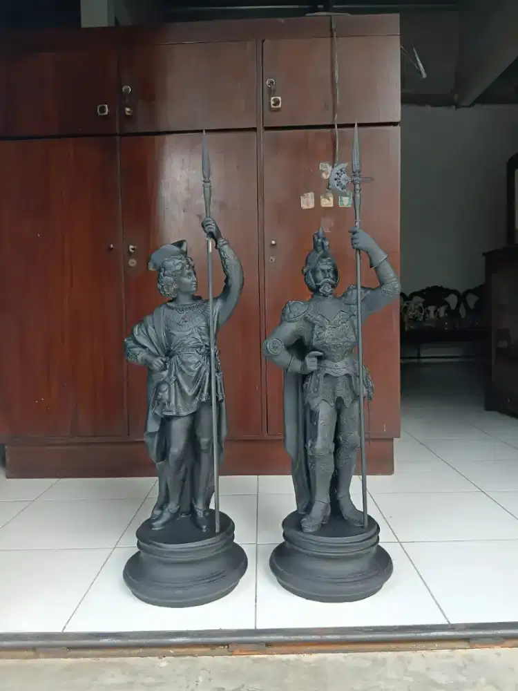 Sepasang patung tentara romawi antik jumbo