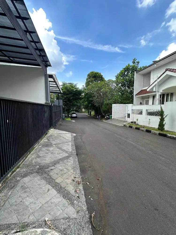 HOT SALE!!!RUMAH LUAS DAN BESAR SIAP HUNI LOKASI STRATEGIS AMAN NYAMAN