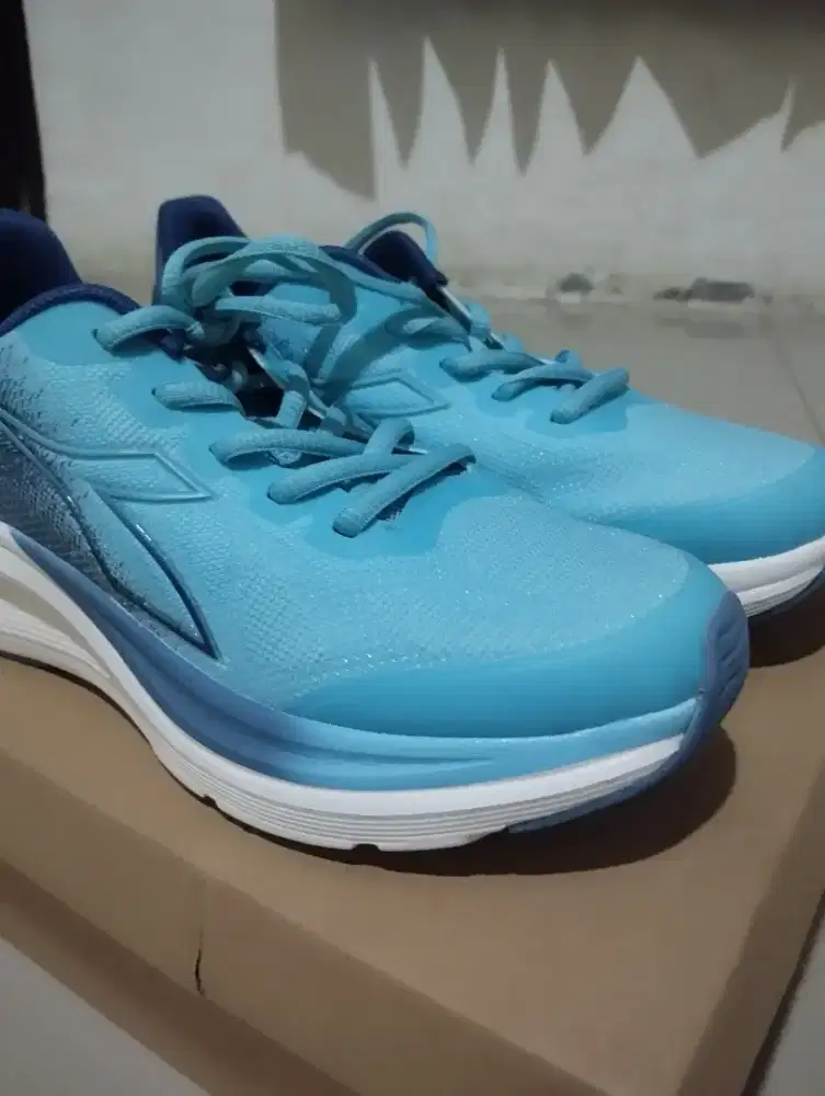 jual sepatu running edisi beli baru kebesaran